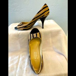 Anne Klein NY size 7 1/2 women’s open toe pump tan fur with black zebra stripe